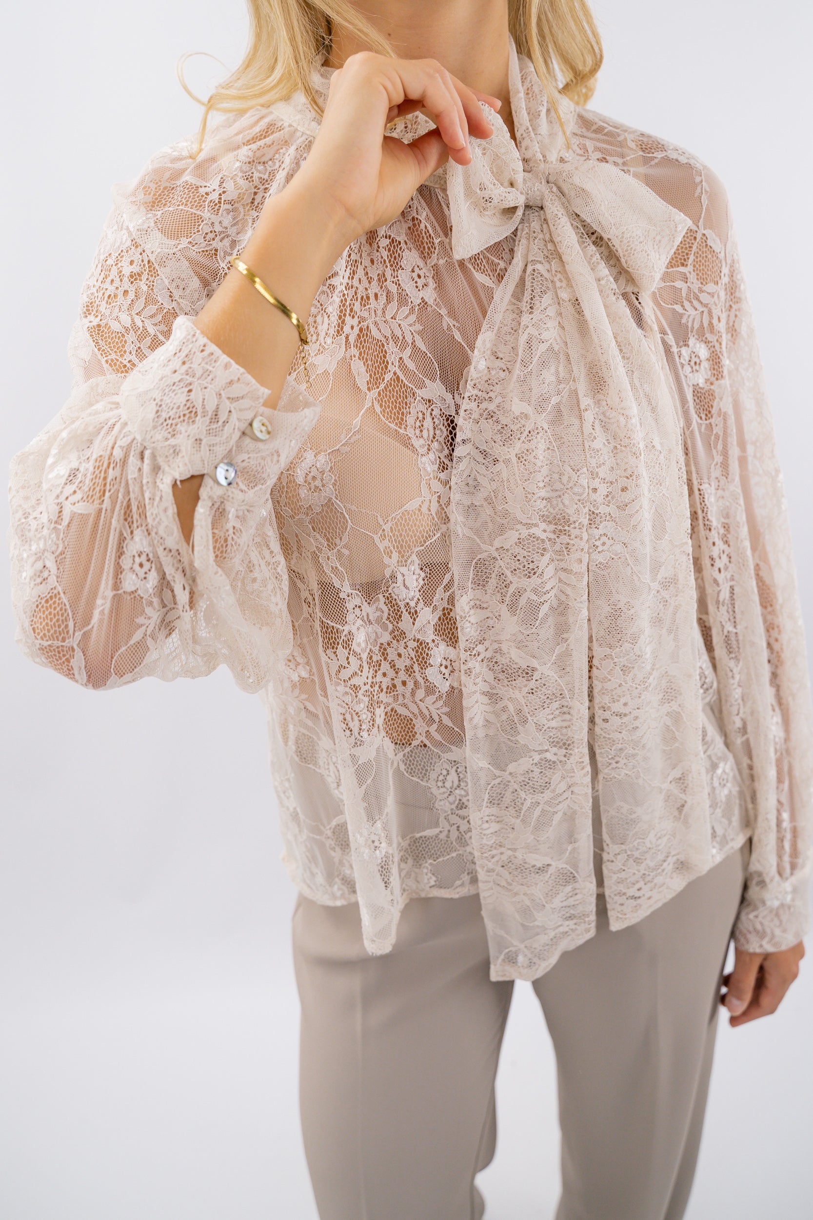 Blusa in pizzo con collo ad allaccio