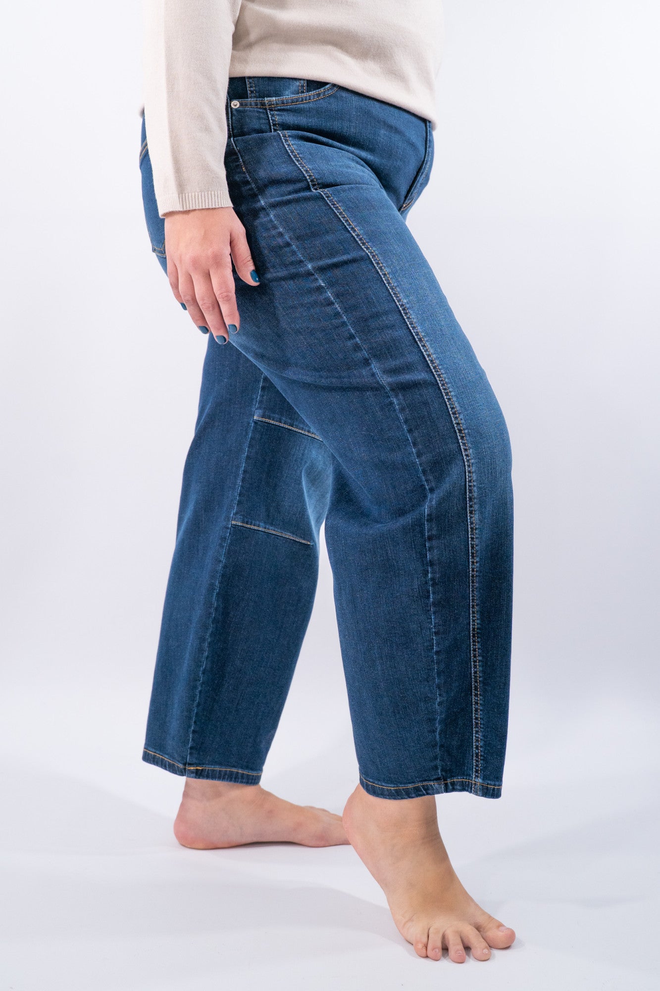 Jeans banana con vita media e impunture a contrasto