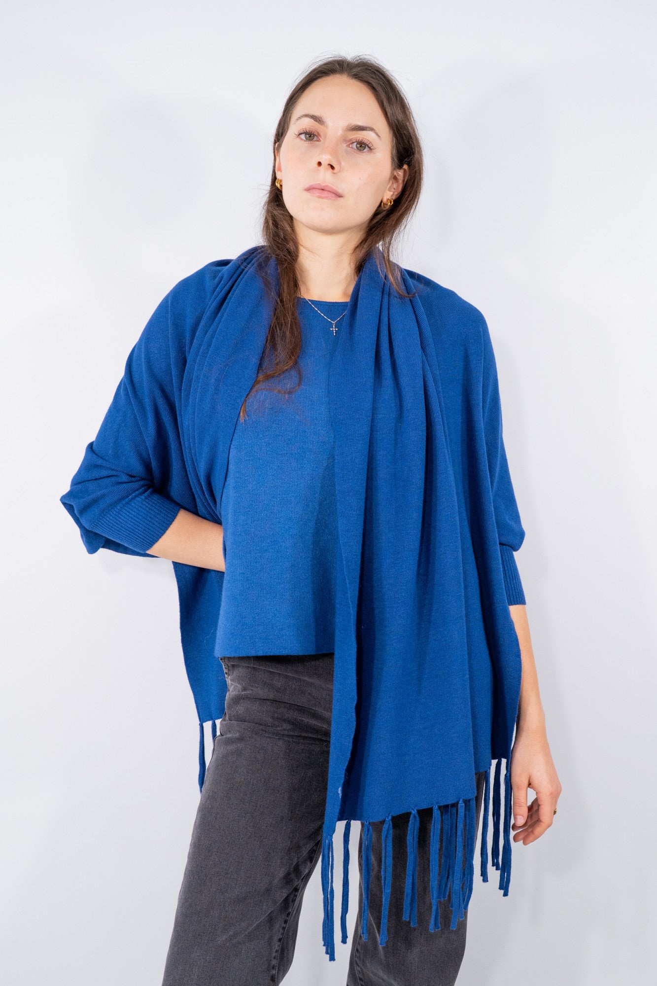 Cardigan aperto con frange e linea morbida