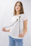 T-shirt con applicazioni floreali e nastri decorativi