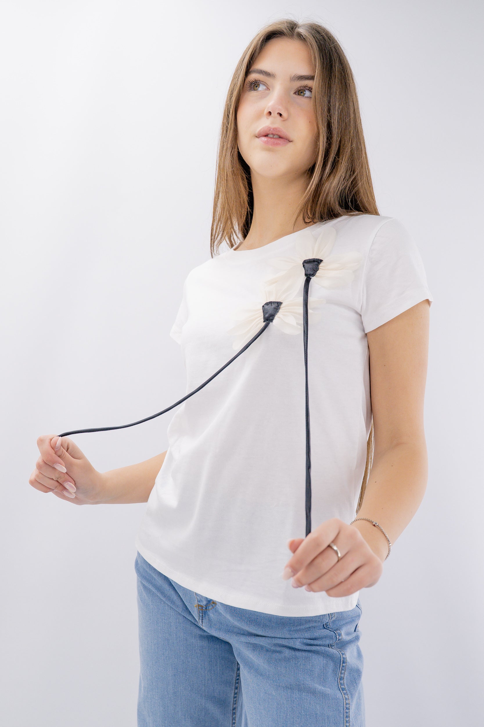 T-shirt con applicazioni floreali e nastri decorativi