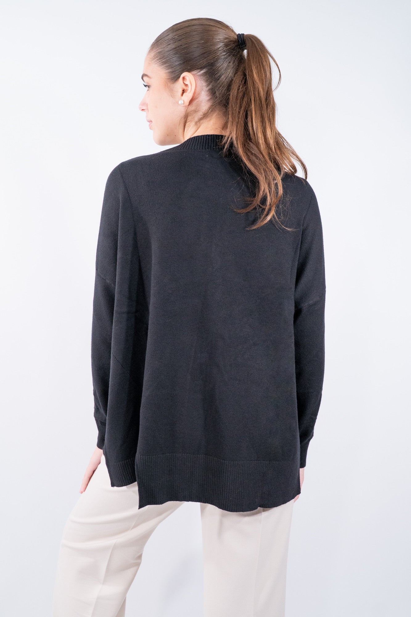 Maglia rasata con spacco frontale e scollo barchetta