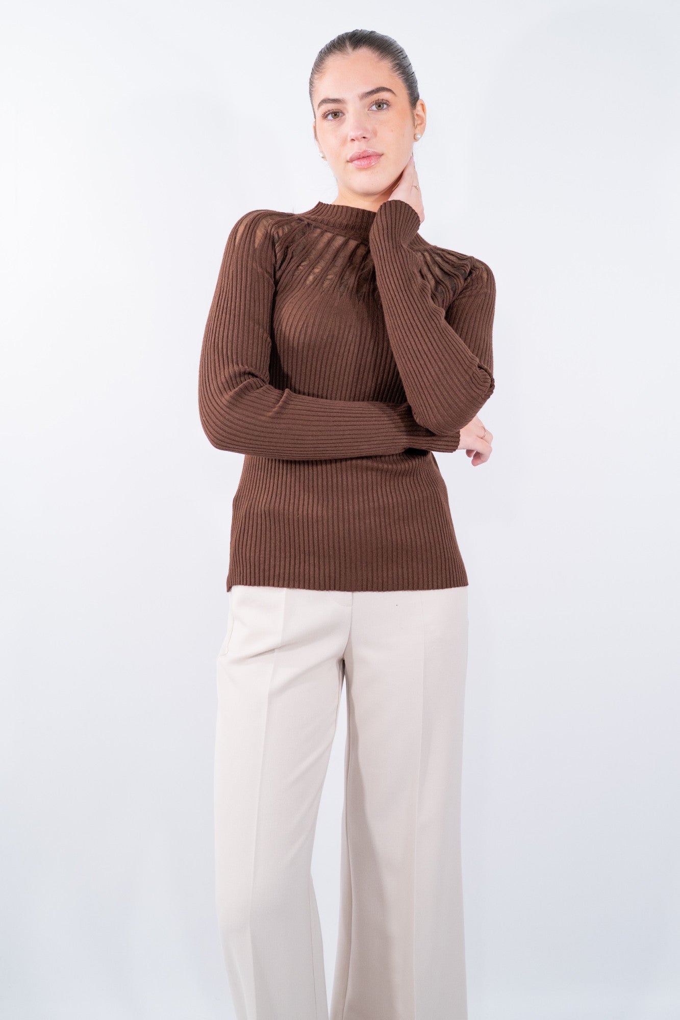 Maglia lupetto a costine con giochi di trasparenze