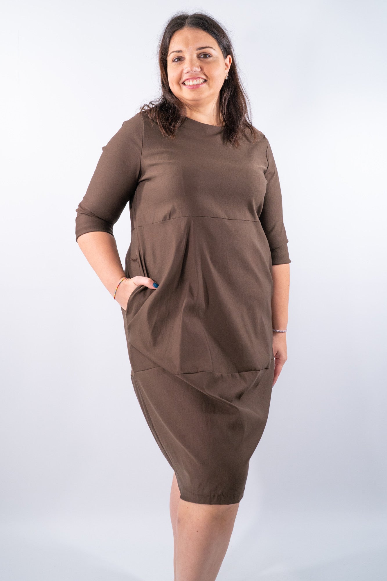 Abito in bengalina con tasche e linea cocoon