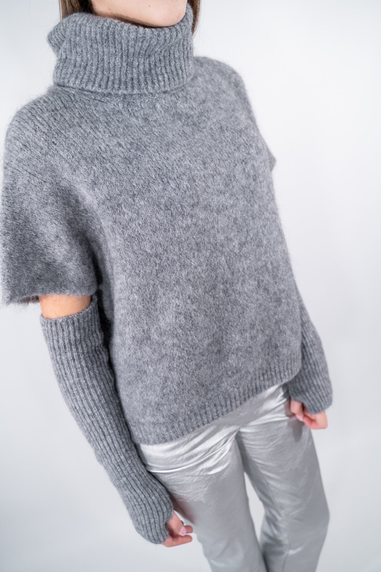 Maglia dolcevita smanicata con manicotti a coste