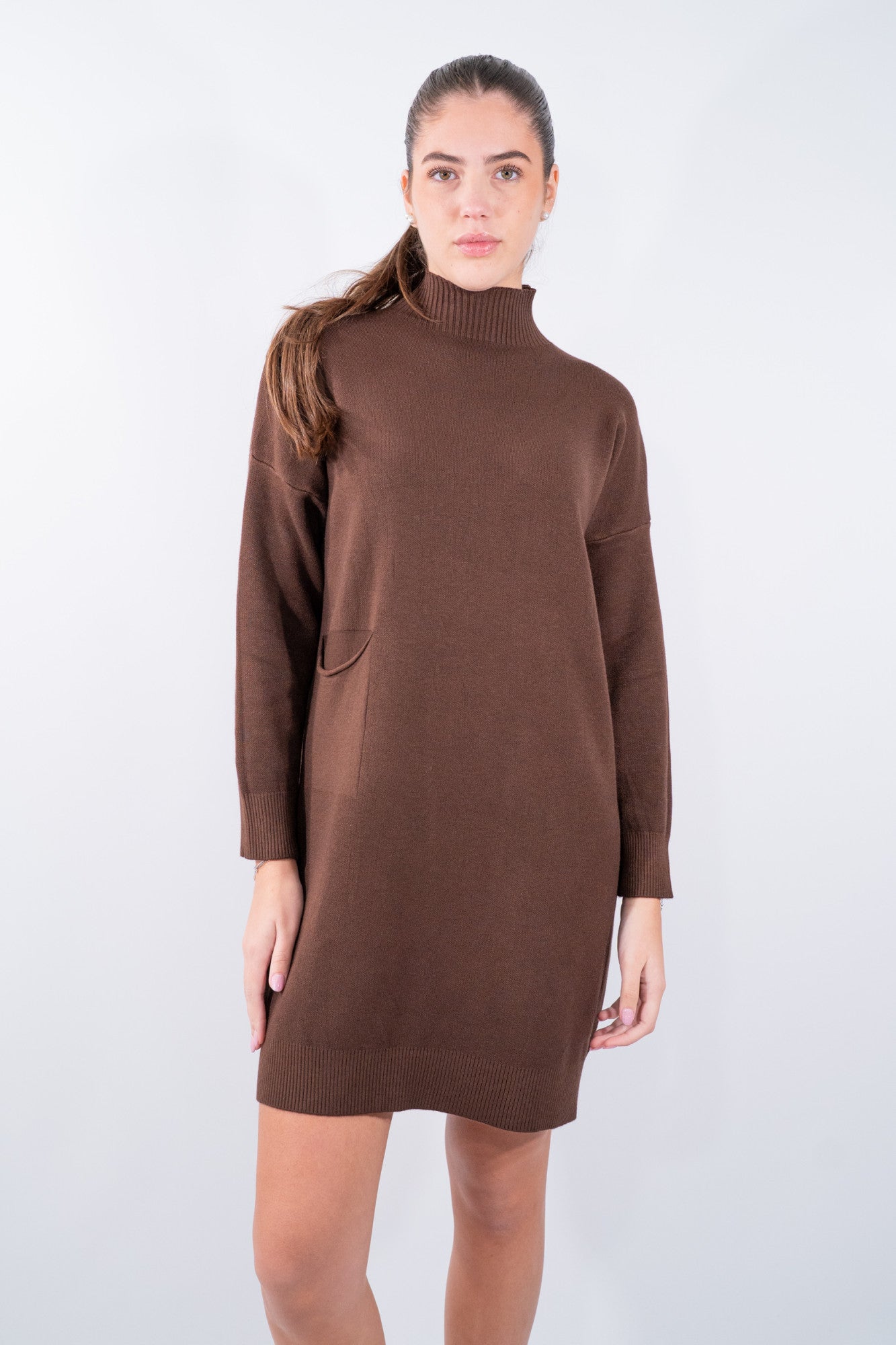 Abito corto con collo lupetto e tasca laterale applicata