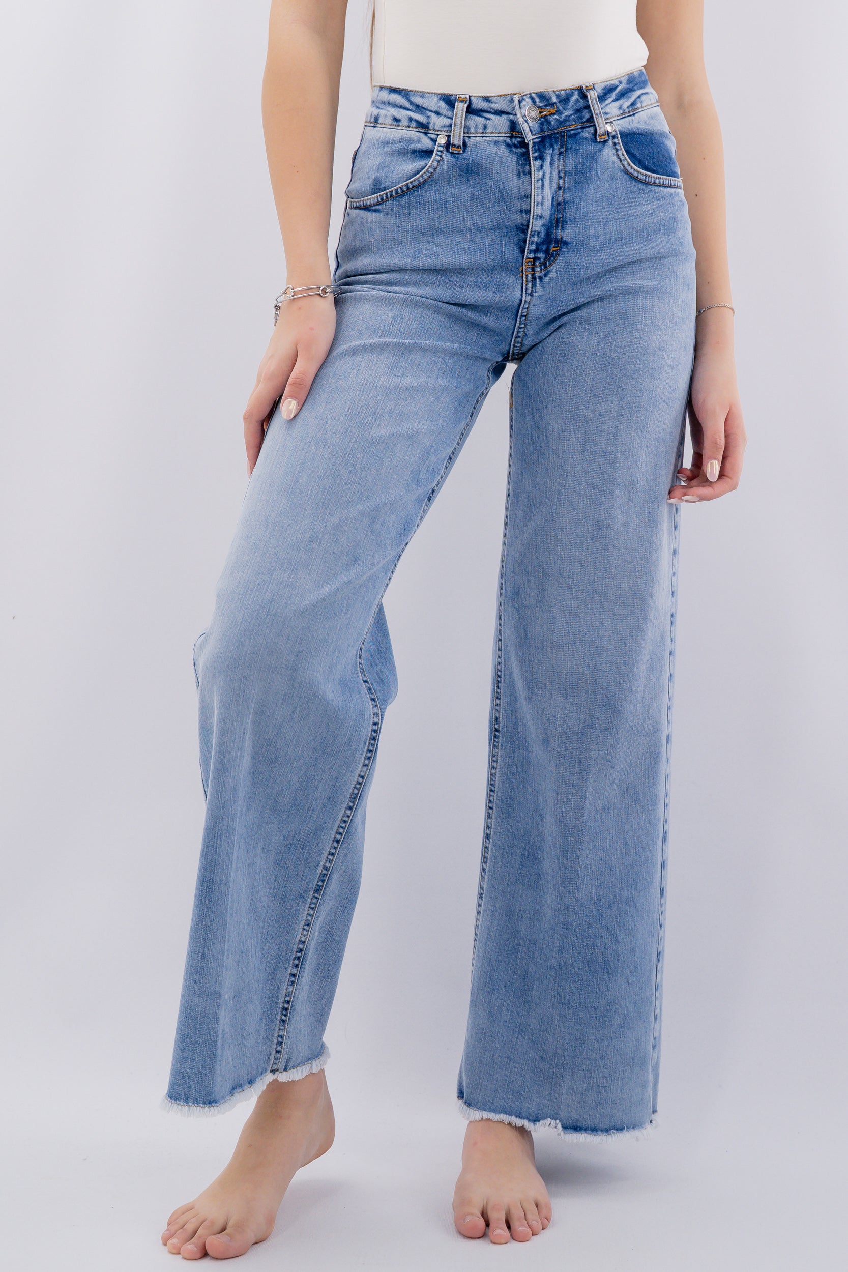 Jeans palazzo a gamba larga con fondo sfrangiato