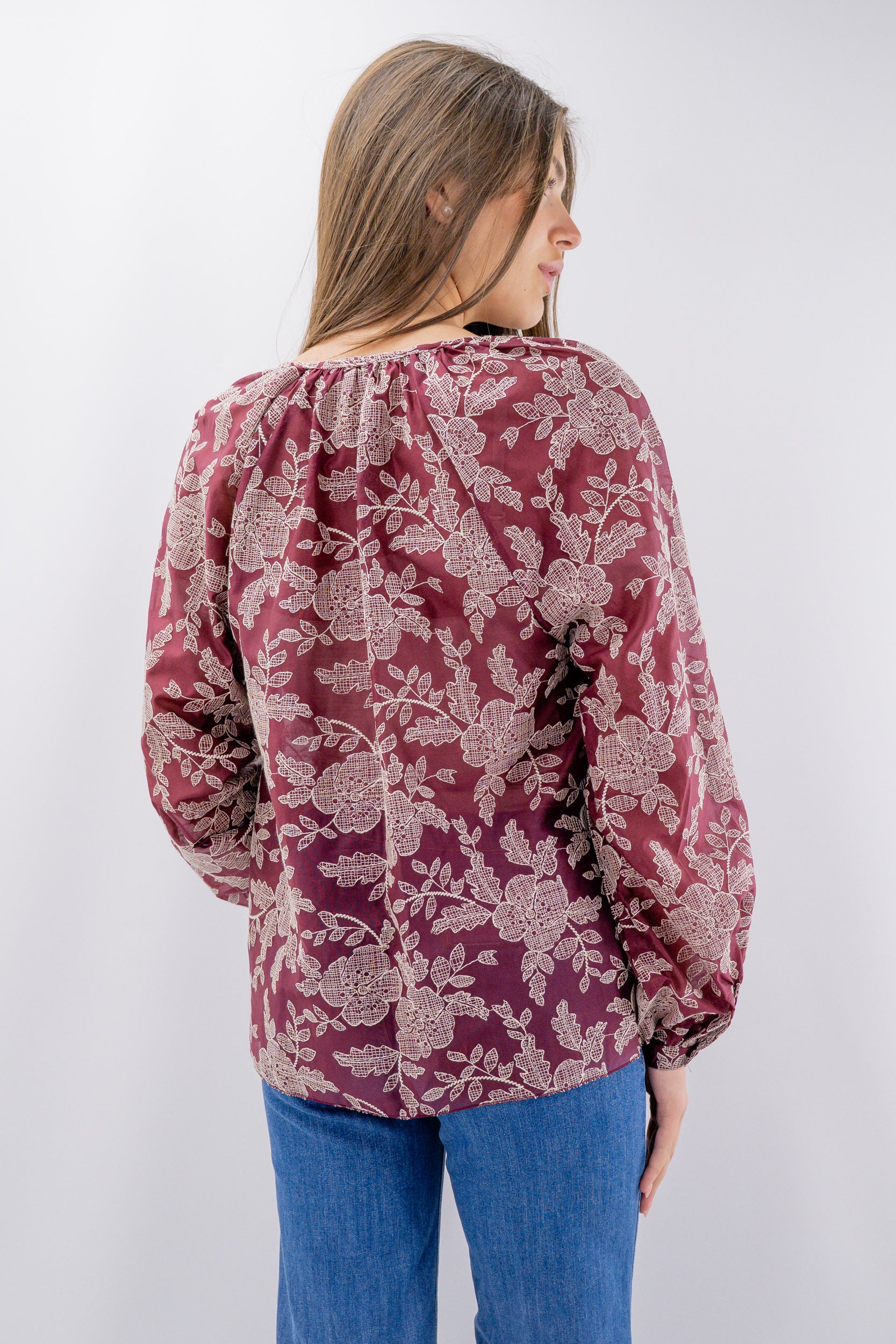 Camicia con volant e motivo floreale