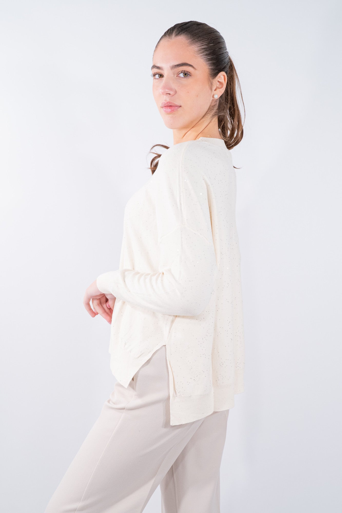 Maglia scatoletta luminosa con micro pailettes e spacchi laterali