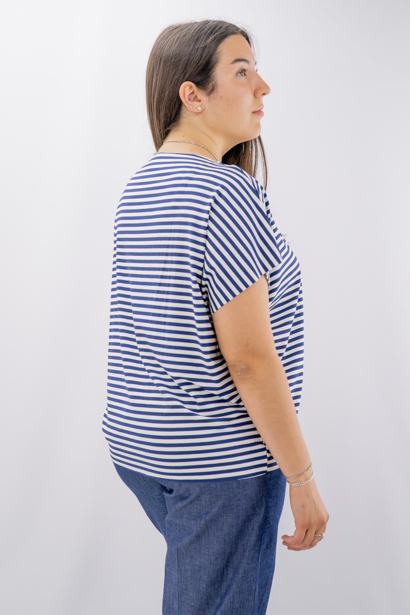 T-shirt a righe con profondo scollo a V