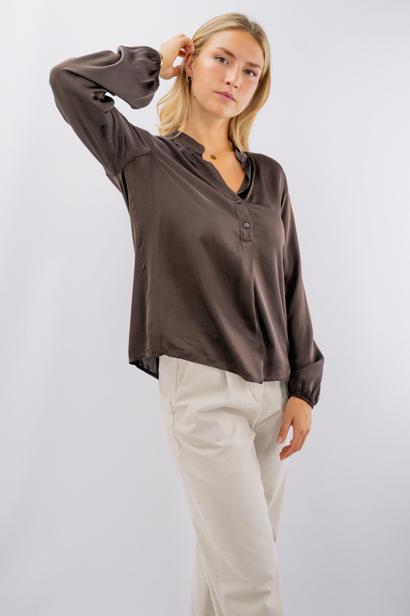 Blusa con collo alla coreana in viscosa satinata