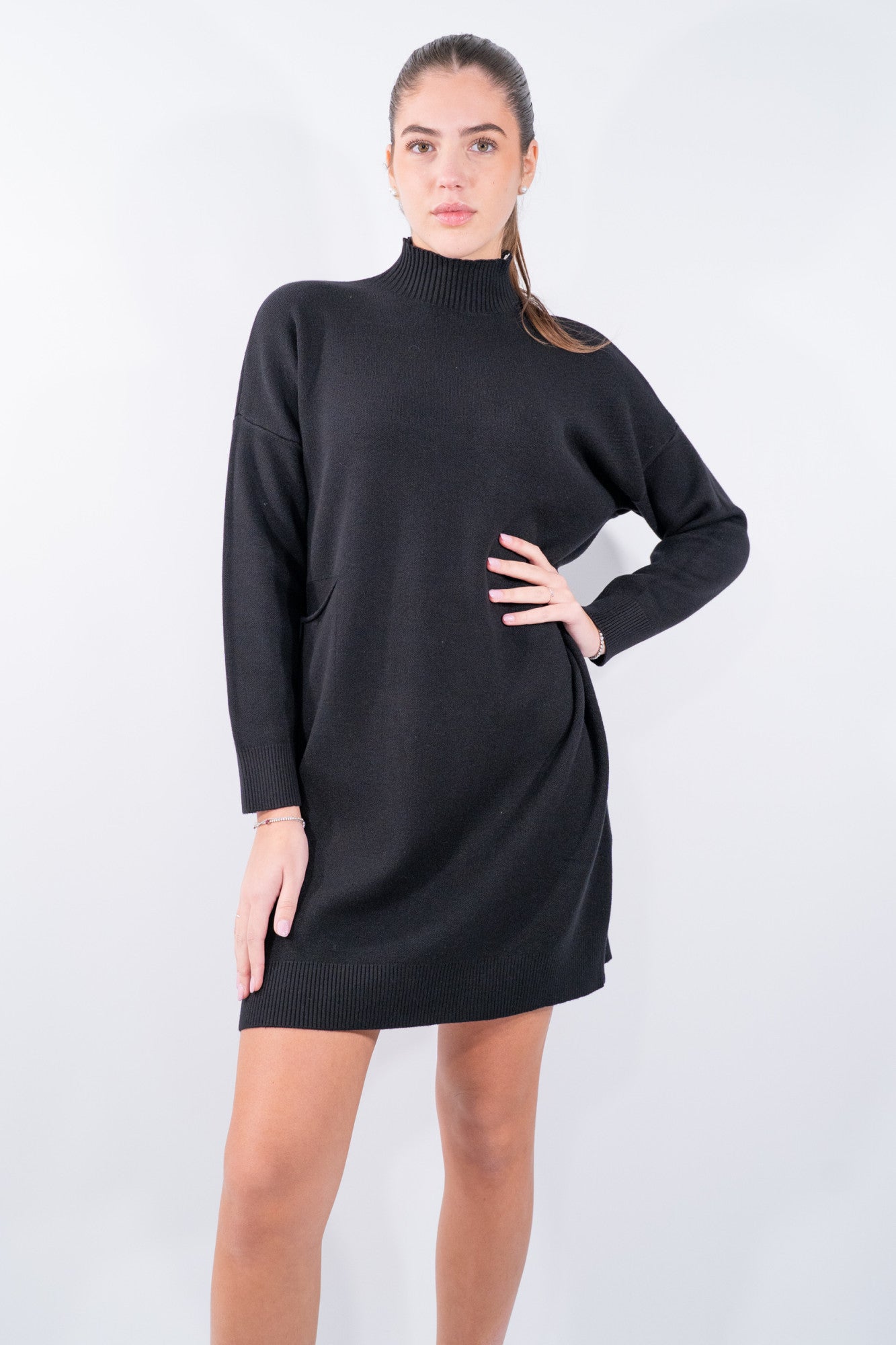 Abito corto con collo lupetto e tasca laterale applicata