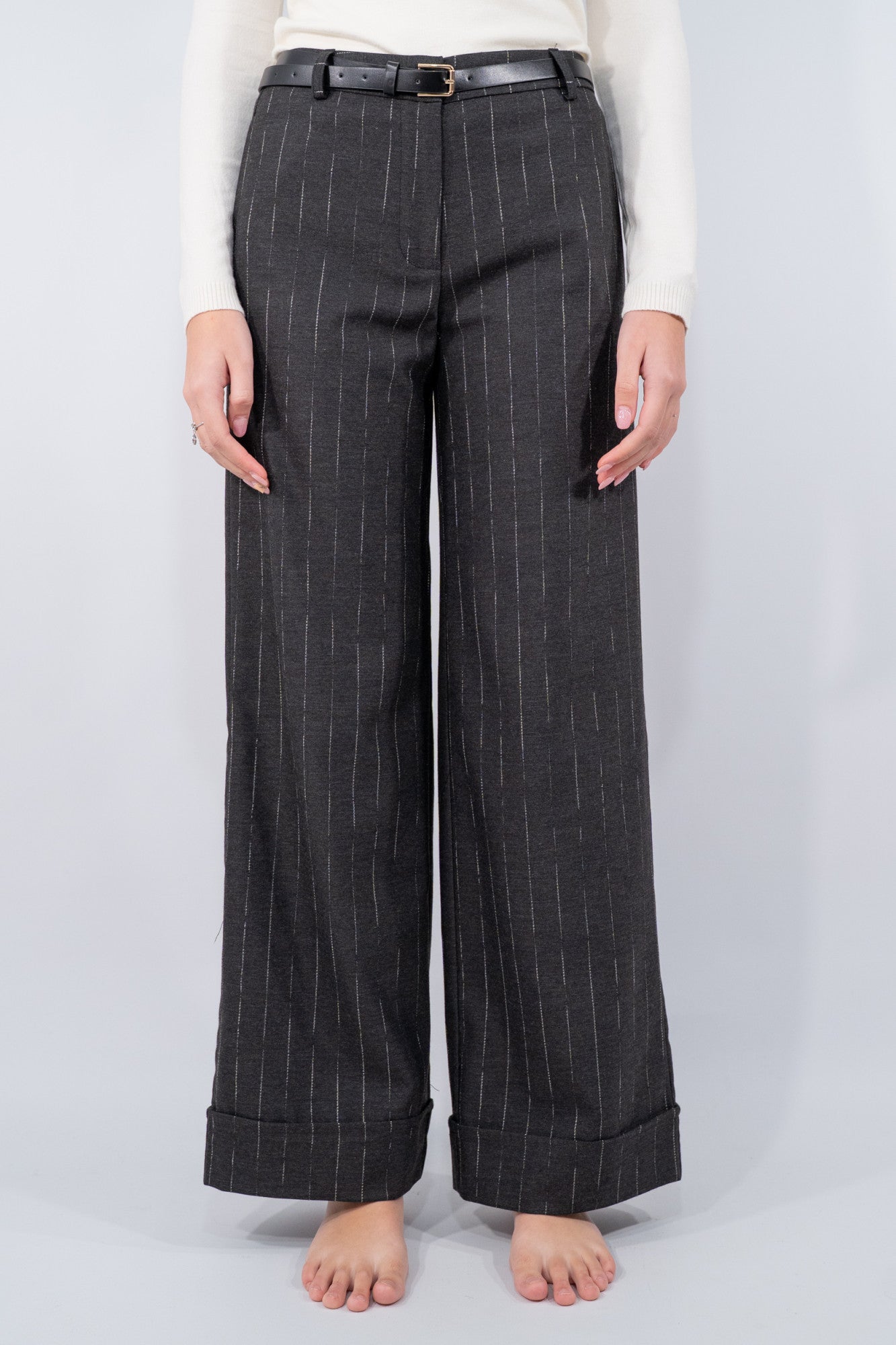 Pantalone palazzo gessato con risvolto sartoriale