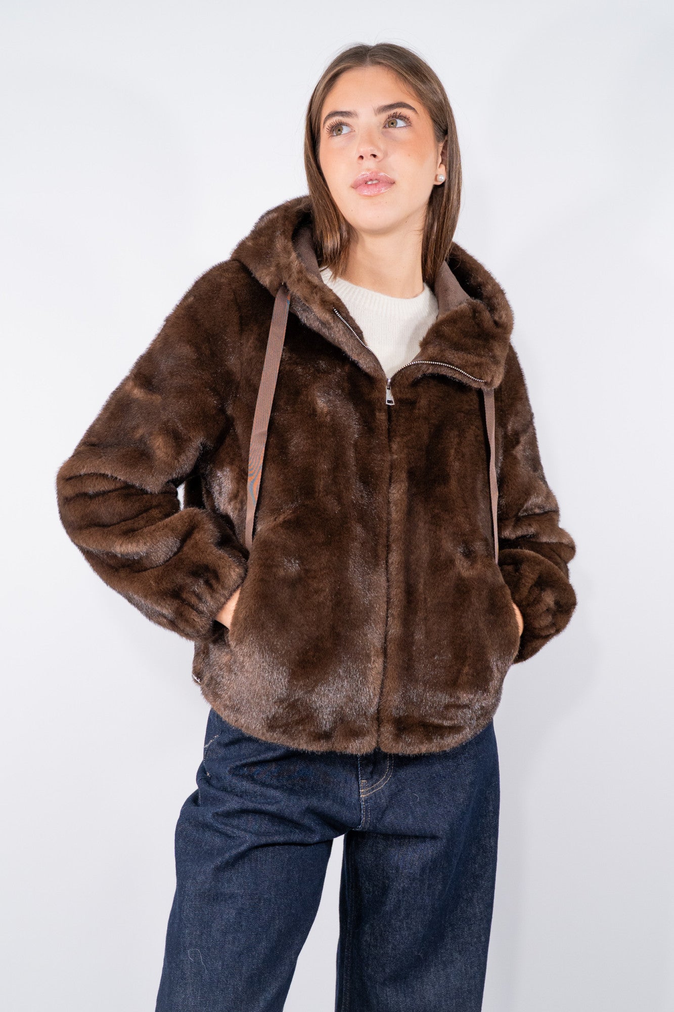 Eco-pelliccia con zip e cappuccio