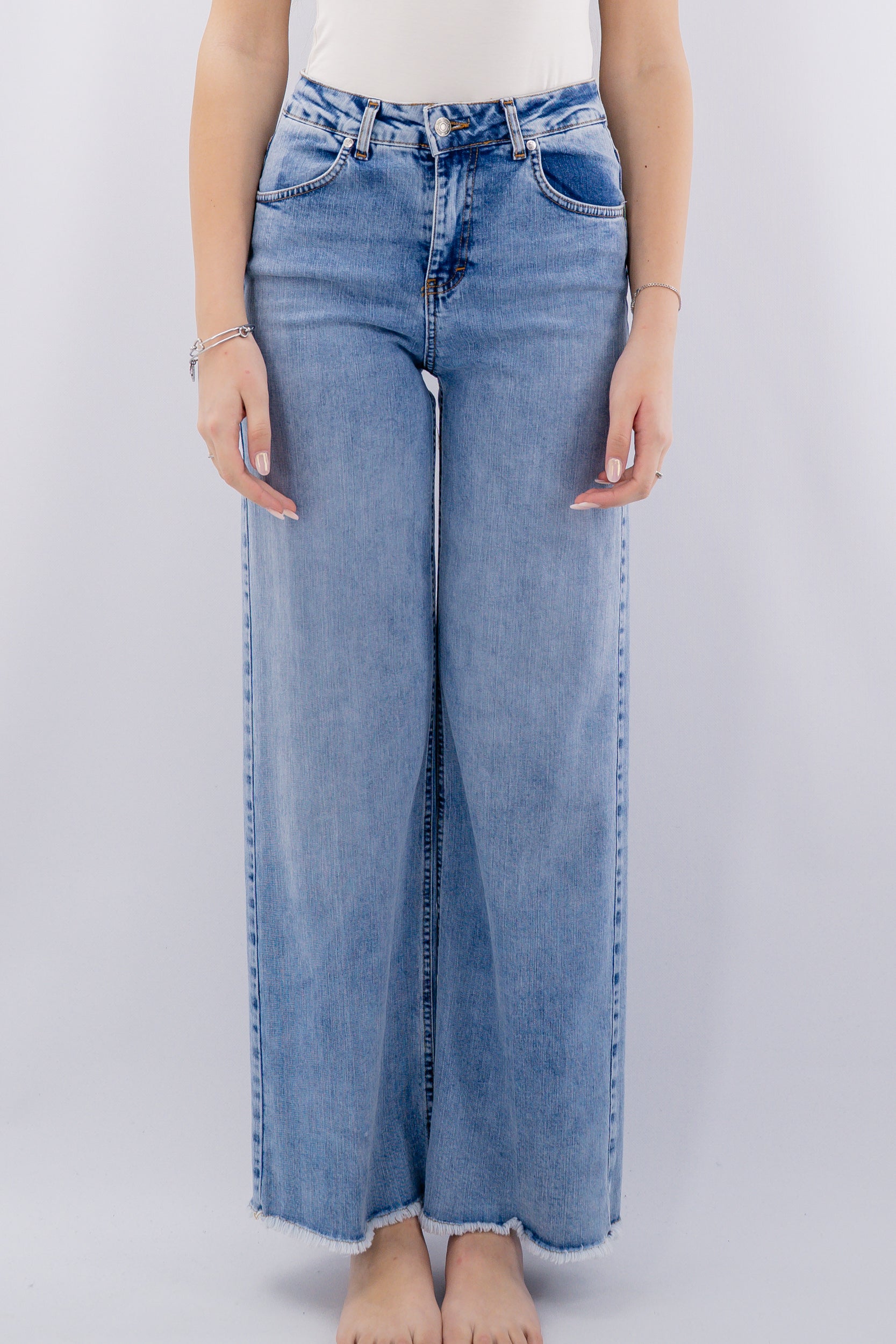 Jeans palazzo a gamba larga con fondo sfrangiato