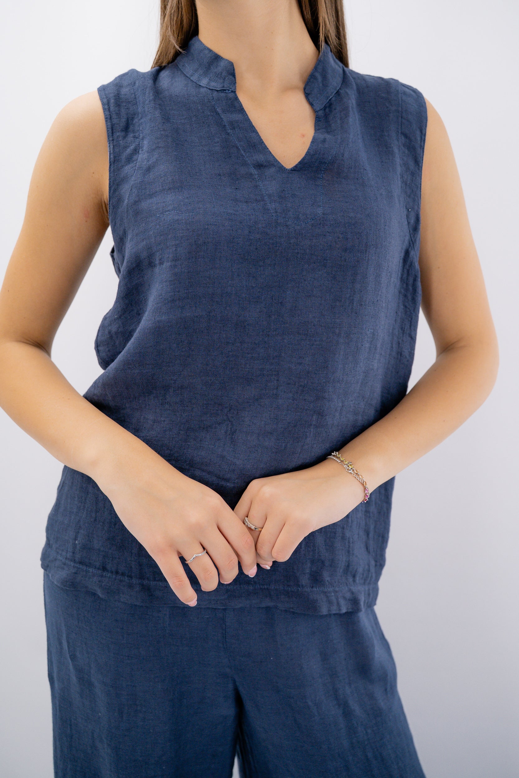 Blusa smanicata in lino