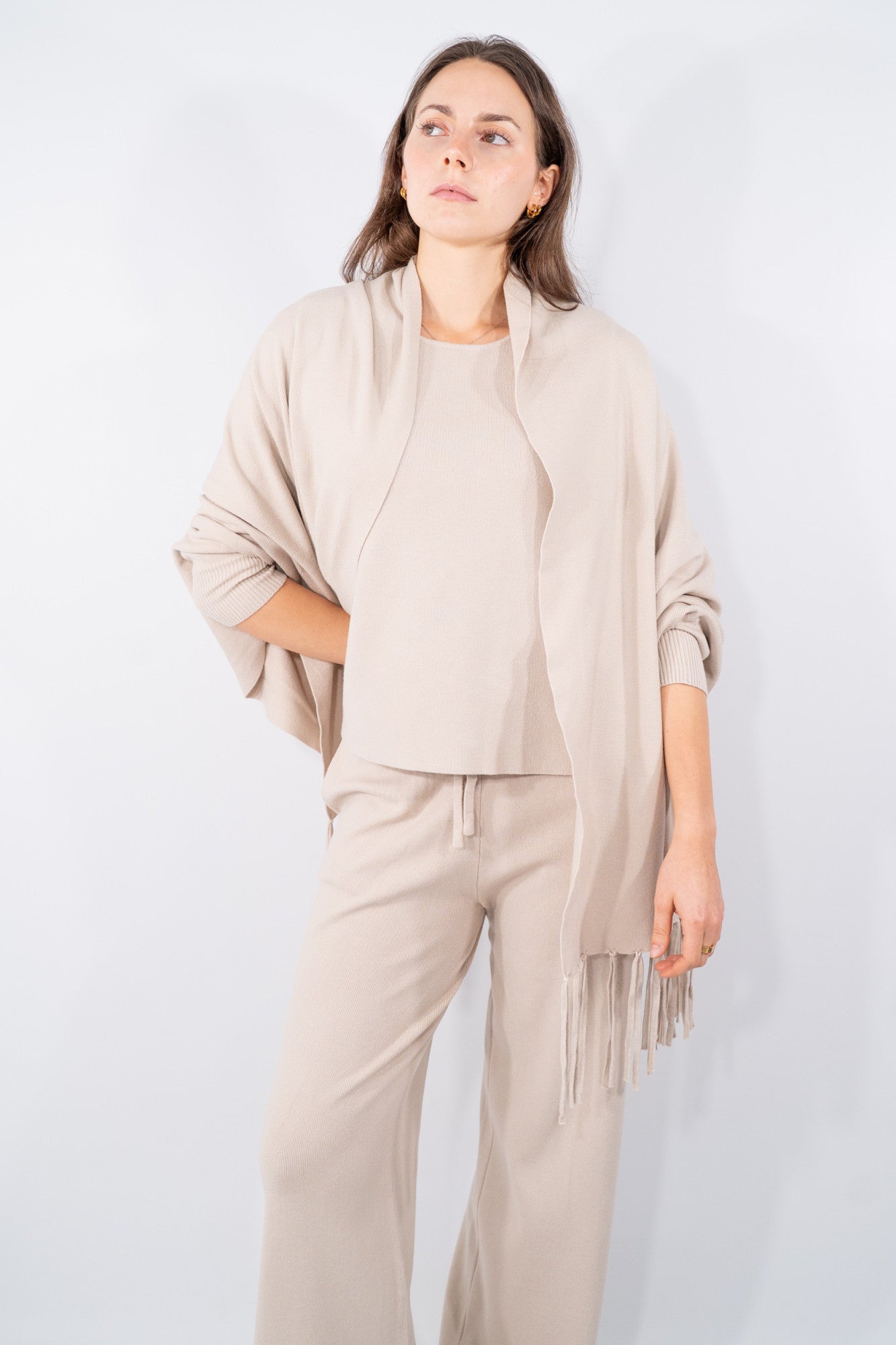 Cardigan aperto con frange e linea morbida