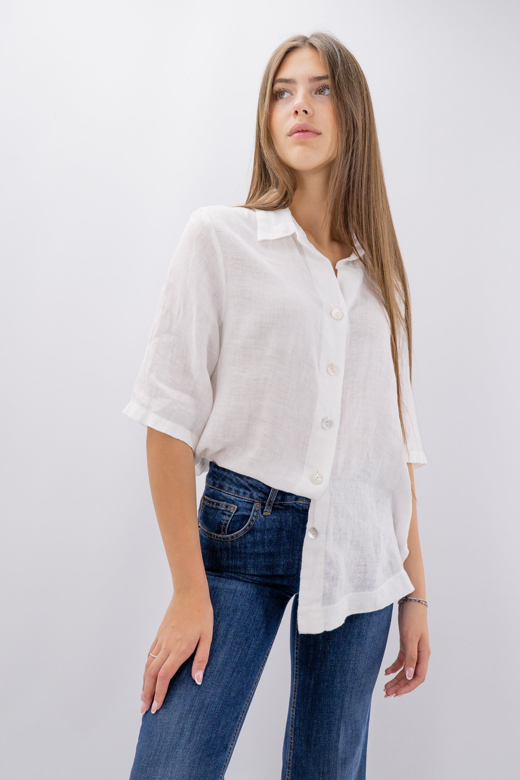 Camicia ampia in lino con collo sportivo