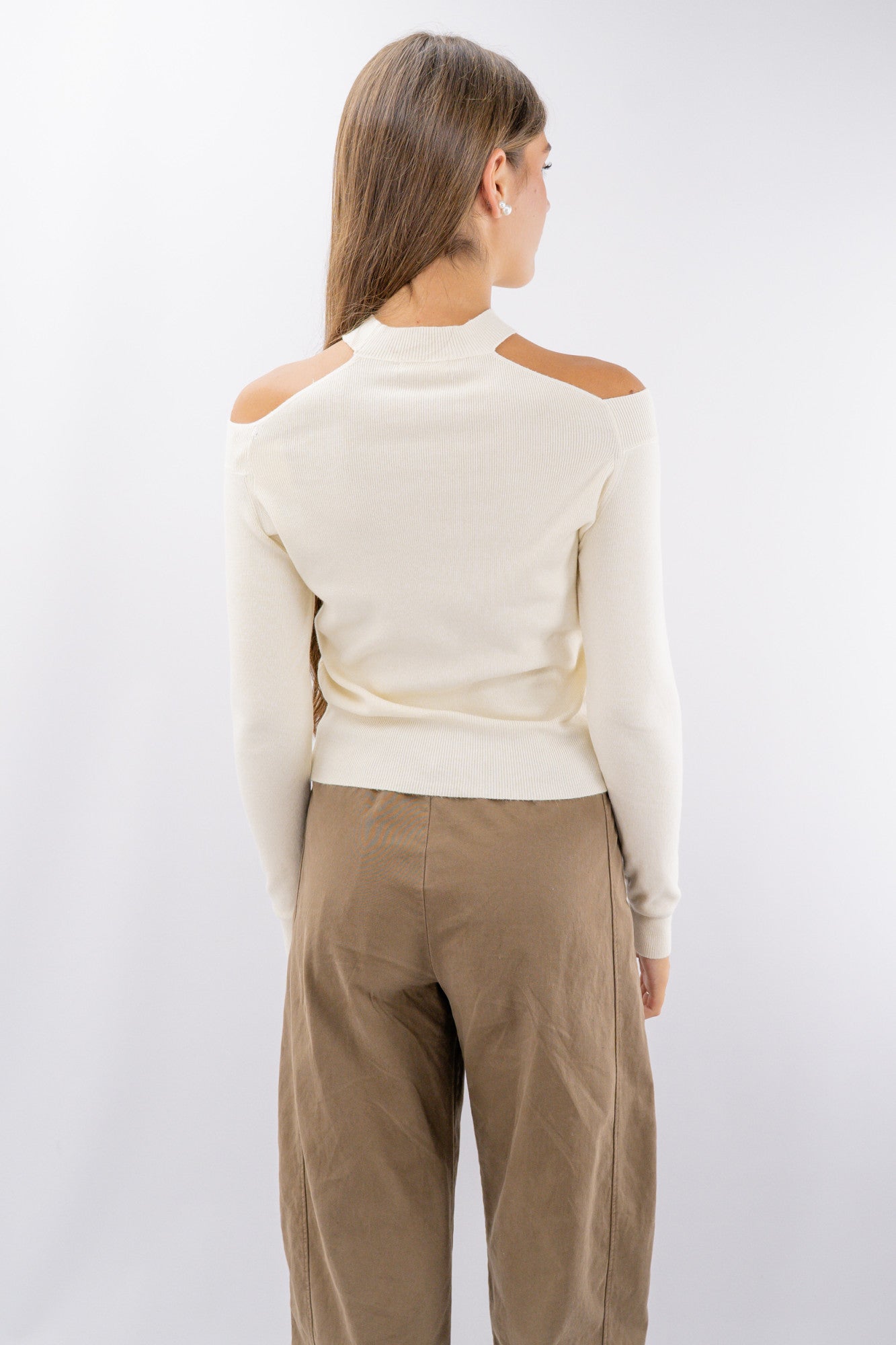 Maglia cut-out con collo a giro e spalle scoperte