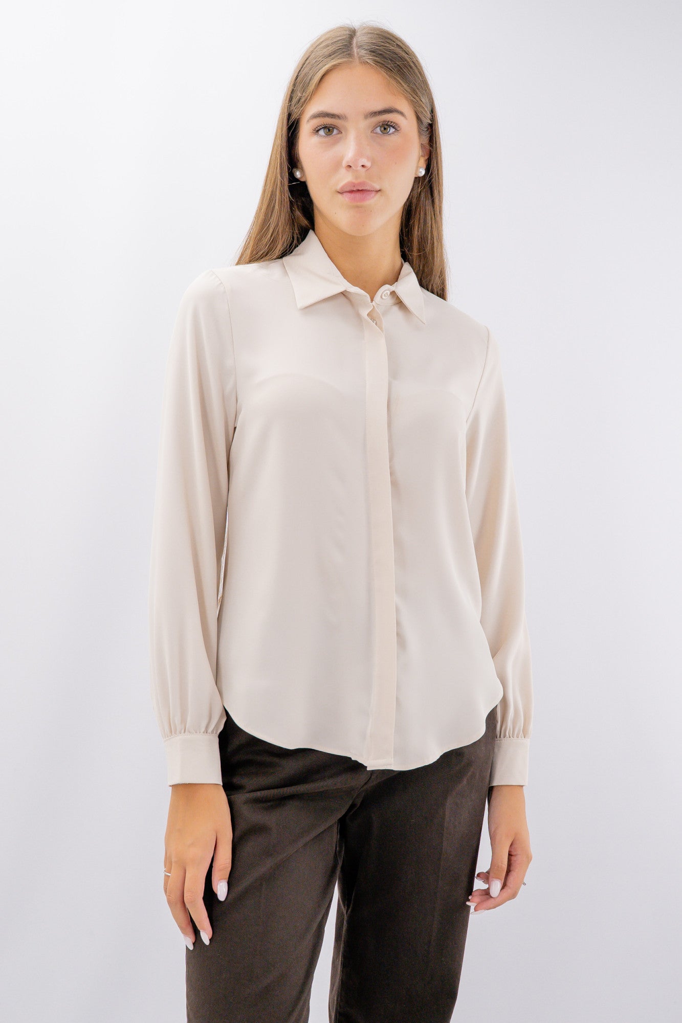 Camicia elegante con abbottonatura a scomparsa