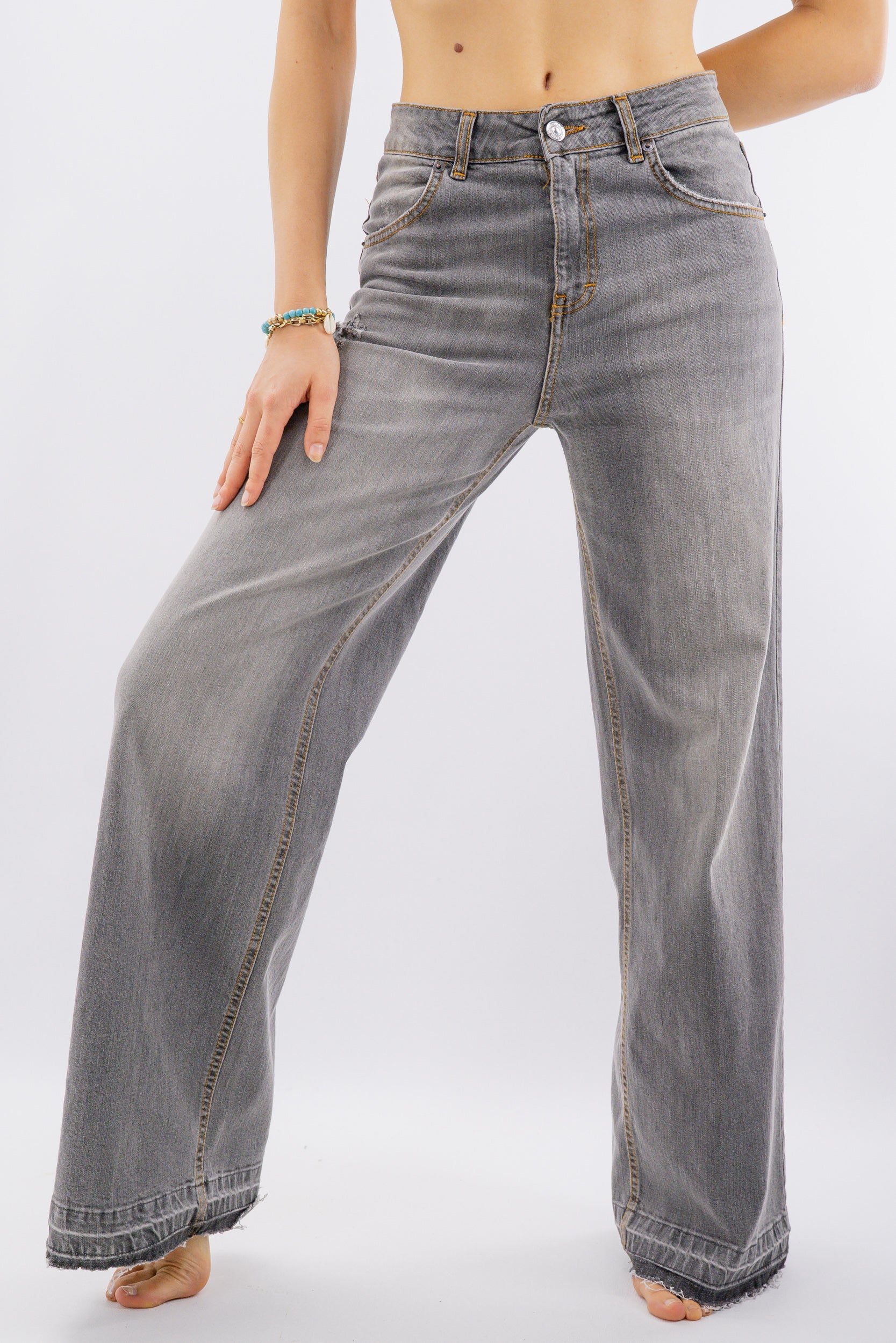 Jeans palazzo con orlo sfrangiato e fit ampio