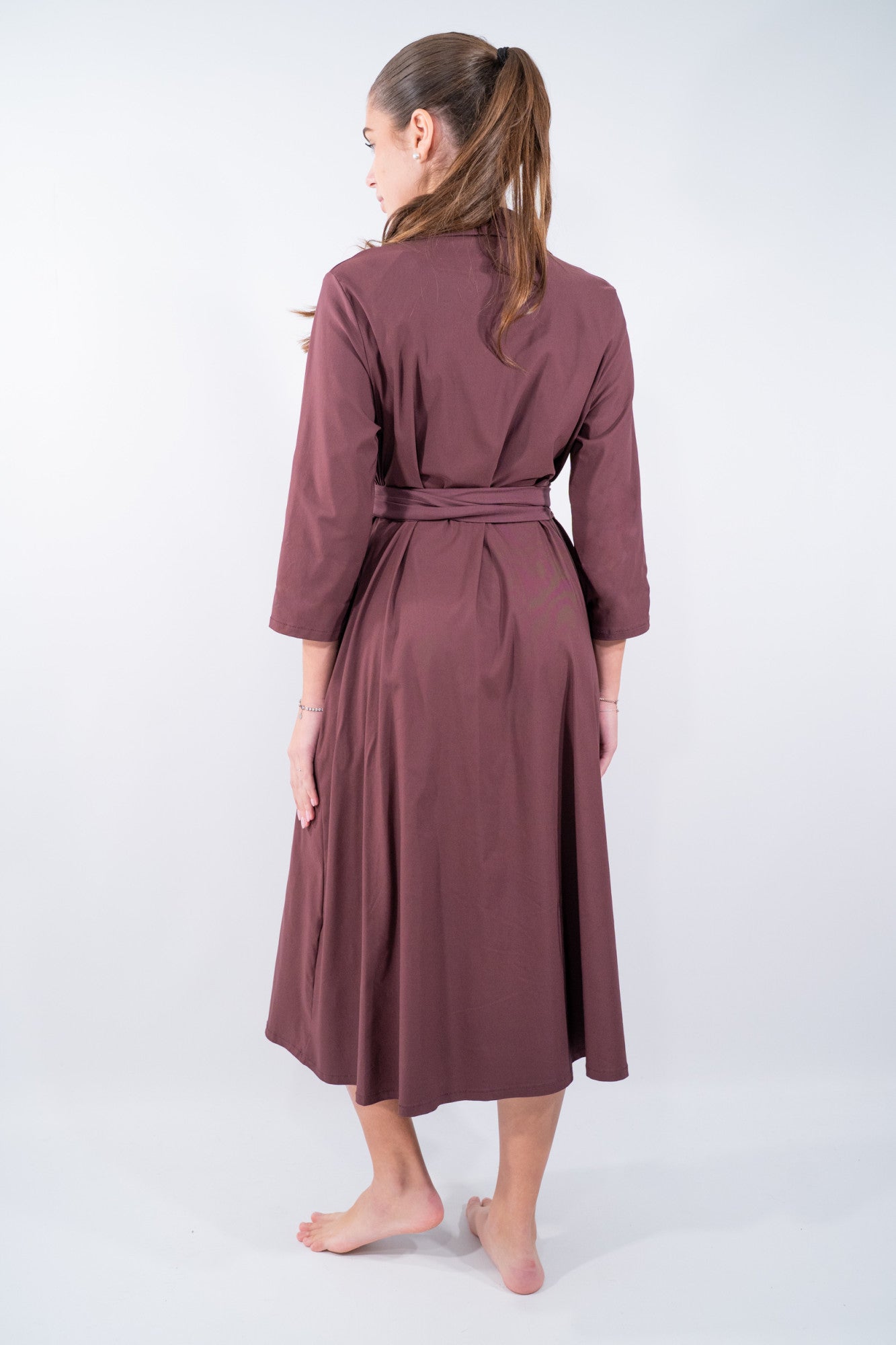 Abito midi con cintura annodata e colletto abbotonato