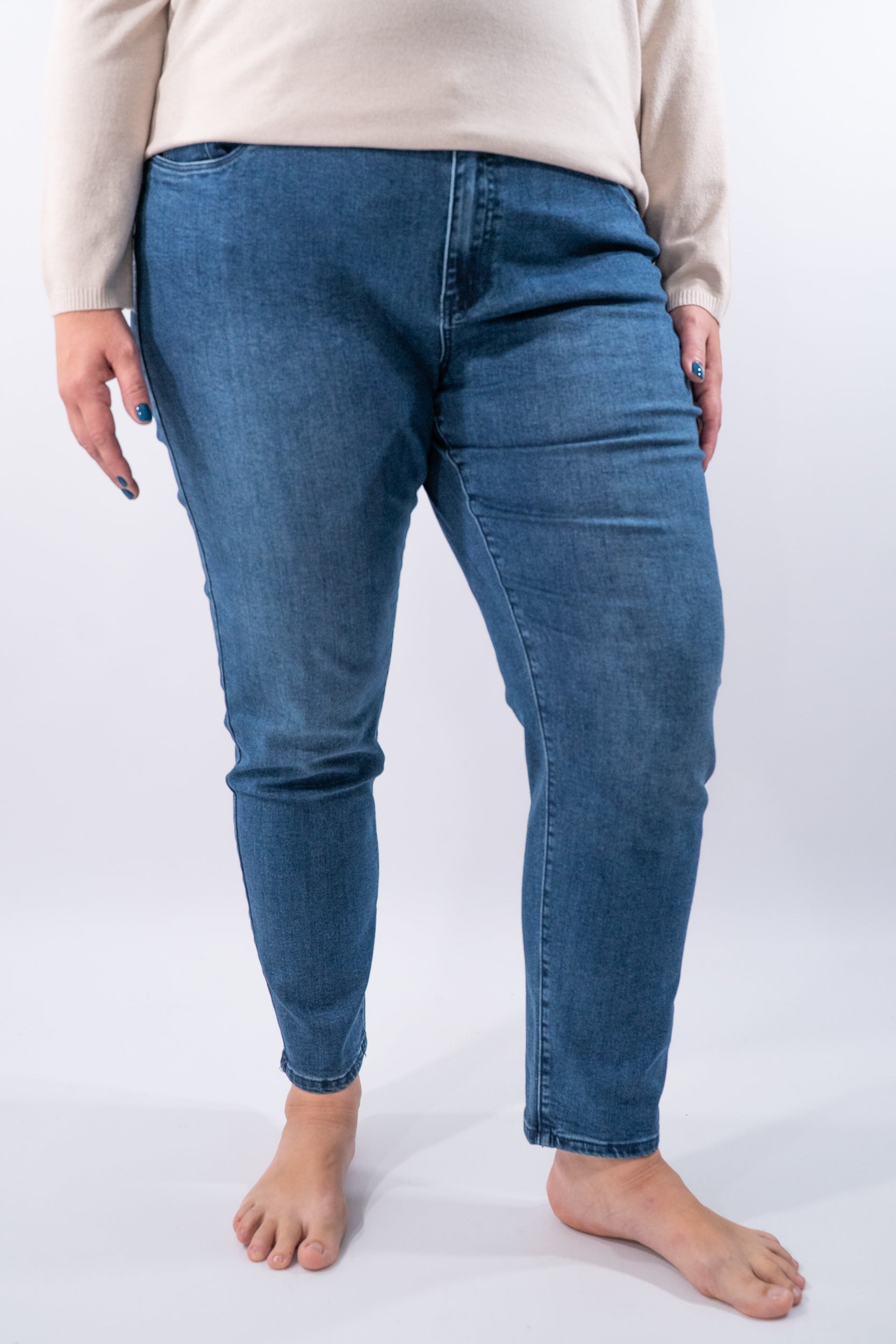 Jeans capri a vita media con fit calibrato