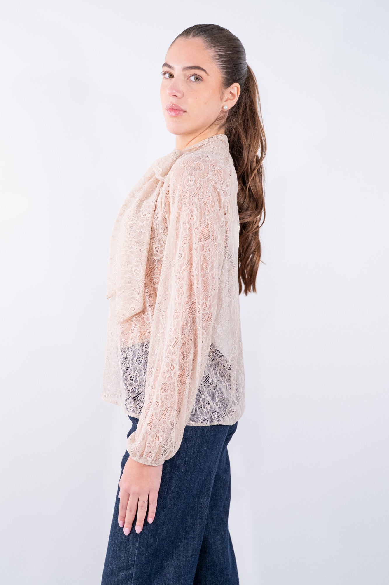 Blusa in pizzo con fiocco al collo