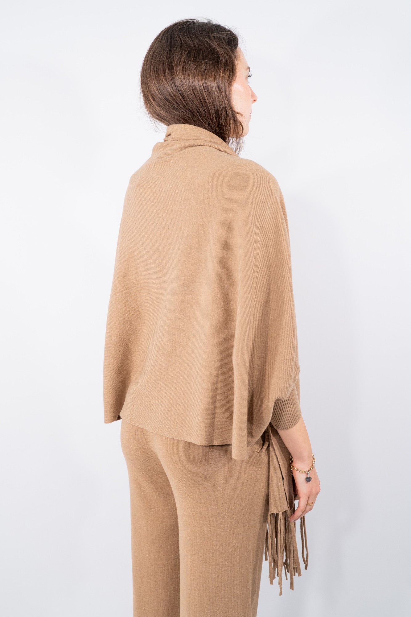 Cardigan aperto con frange e linea morbida