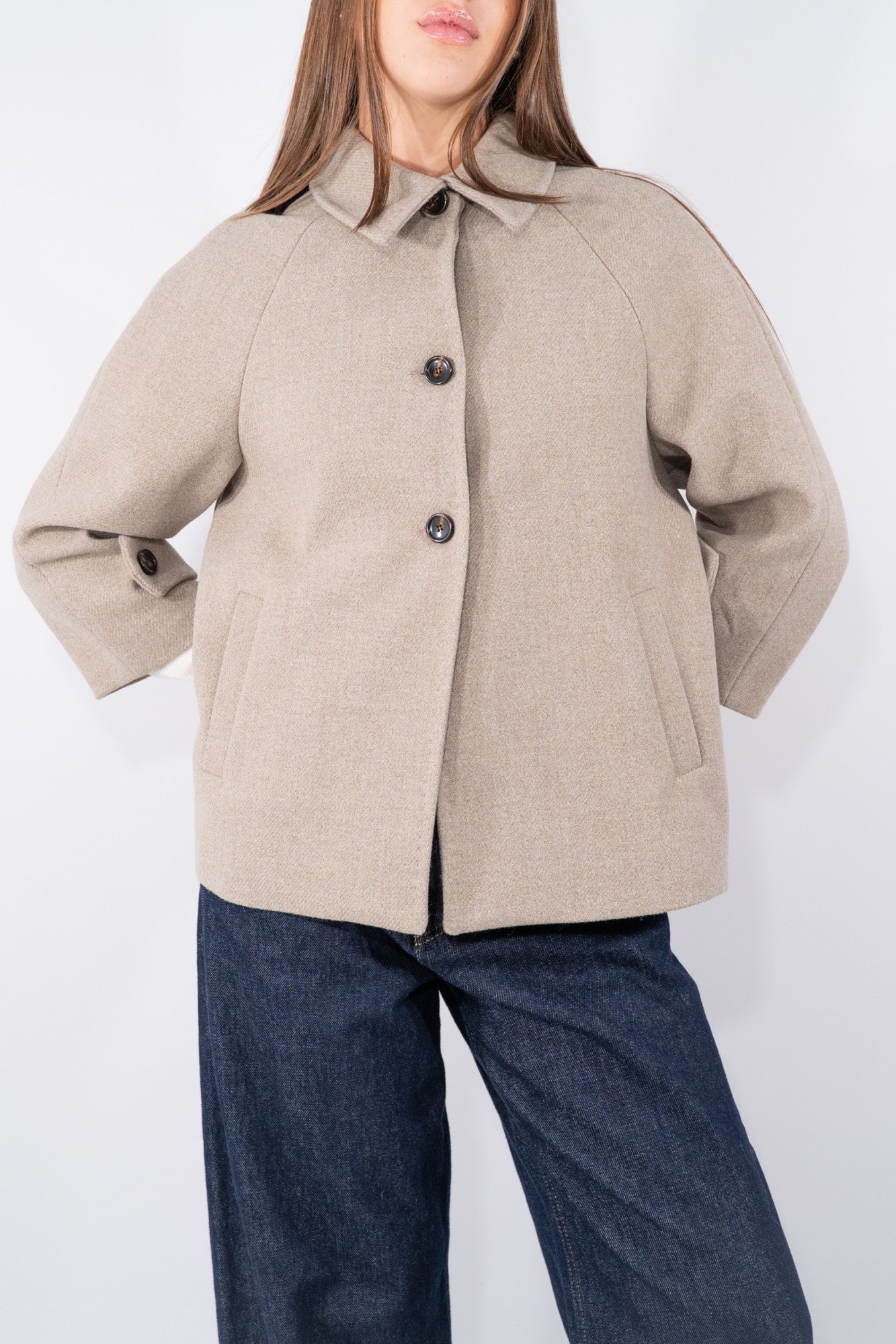 Cappotto corto  con bottoni a vista