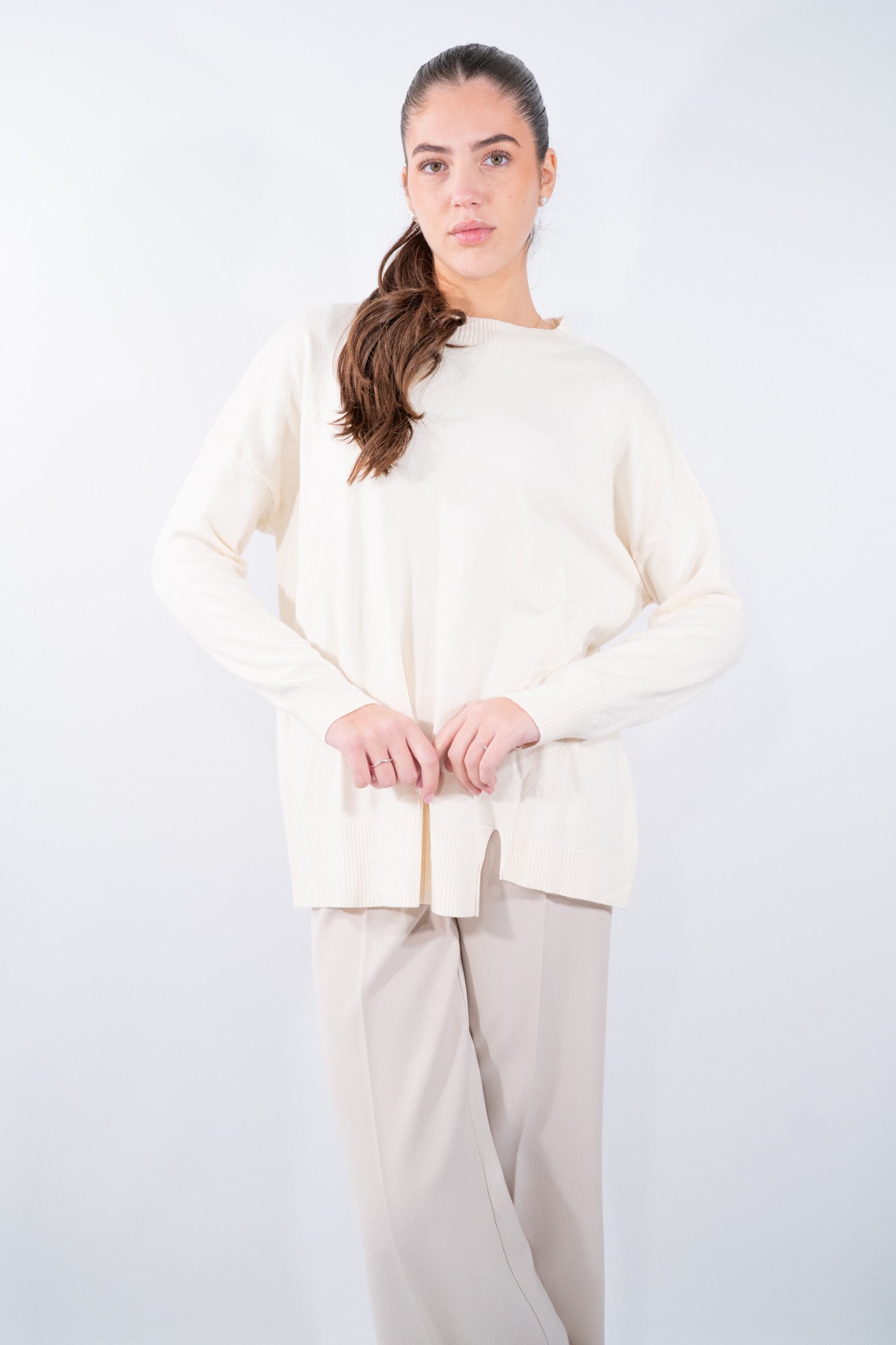 Maglia rasata con spacco frontale e scollo barchetta