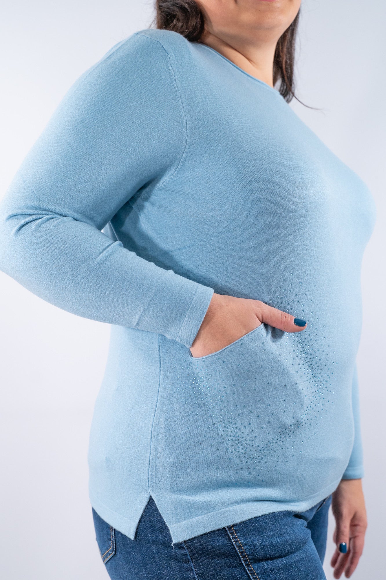 Girocollo con taglio ad A e tasche con strass