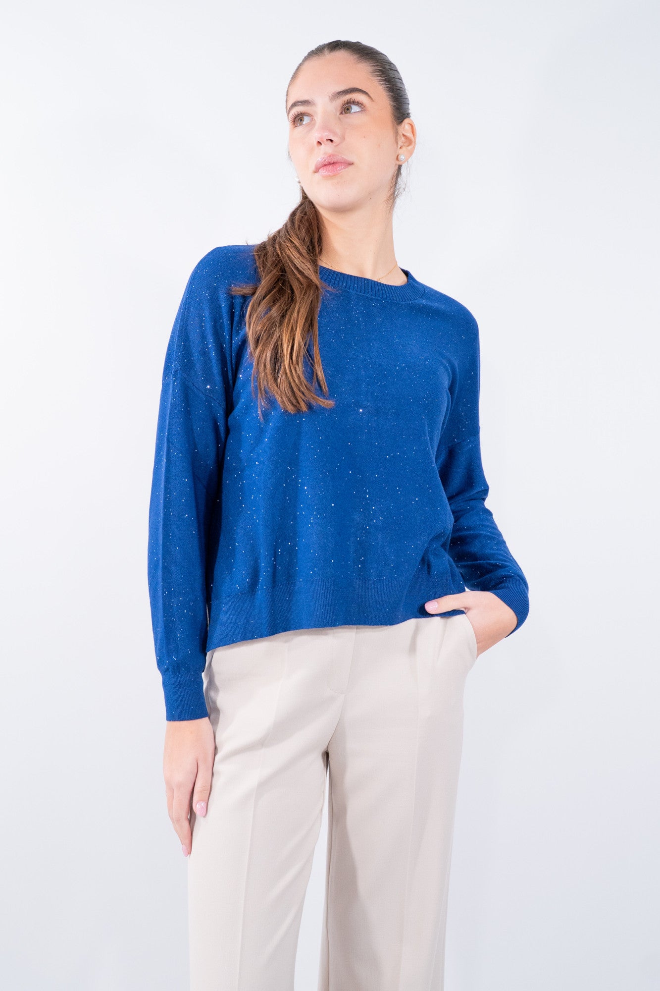 Maglia scatoletta luminosa con micro pailettes e spacchi laterali