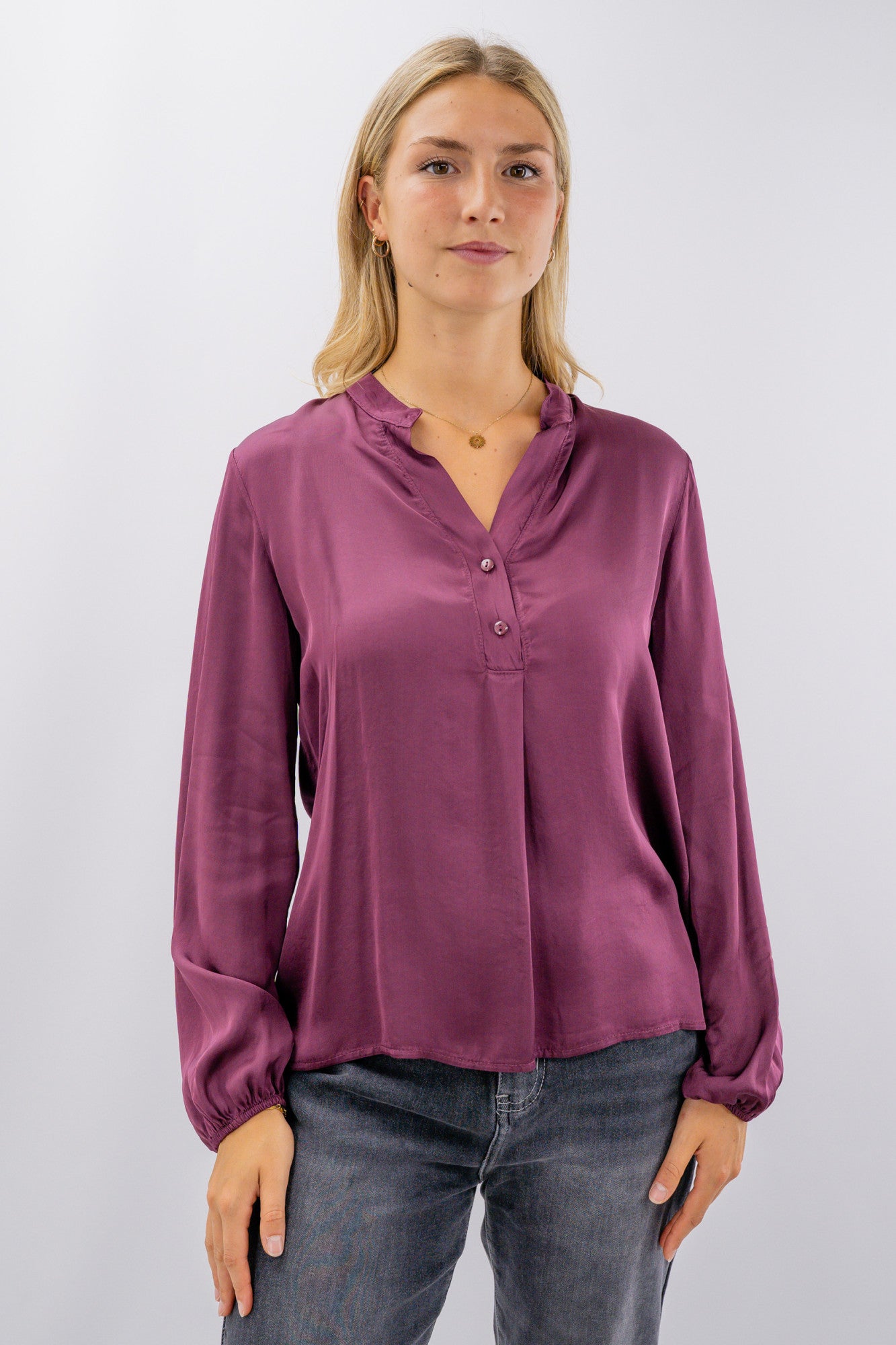 Blusa con collo alla coreana in viscosa satinata