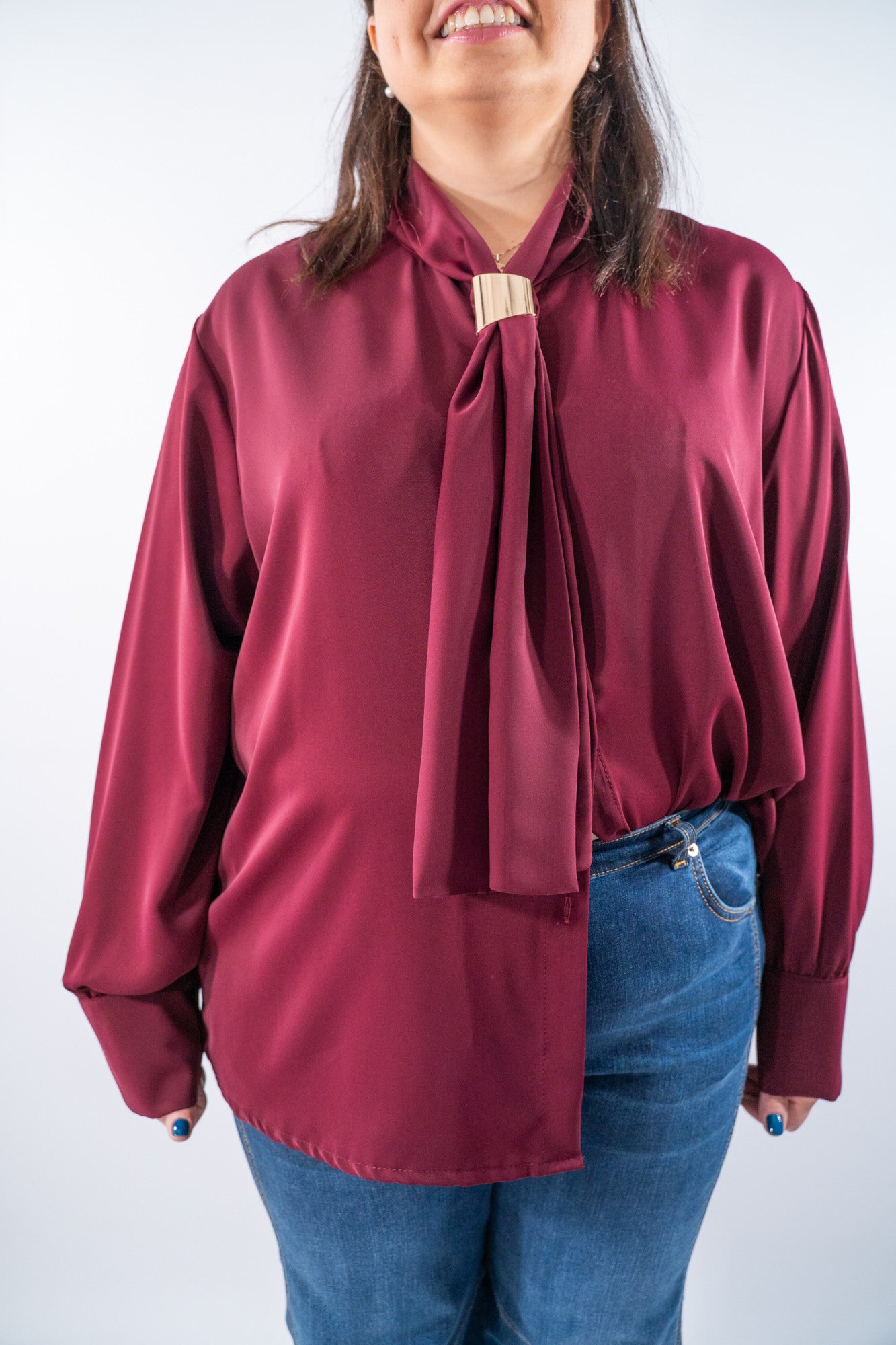 Blusa con cravatta foulard e fermaglio scorrevole