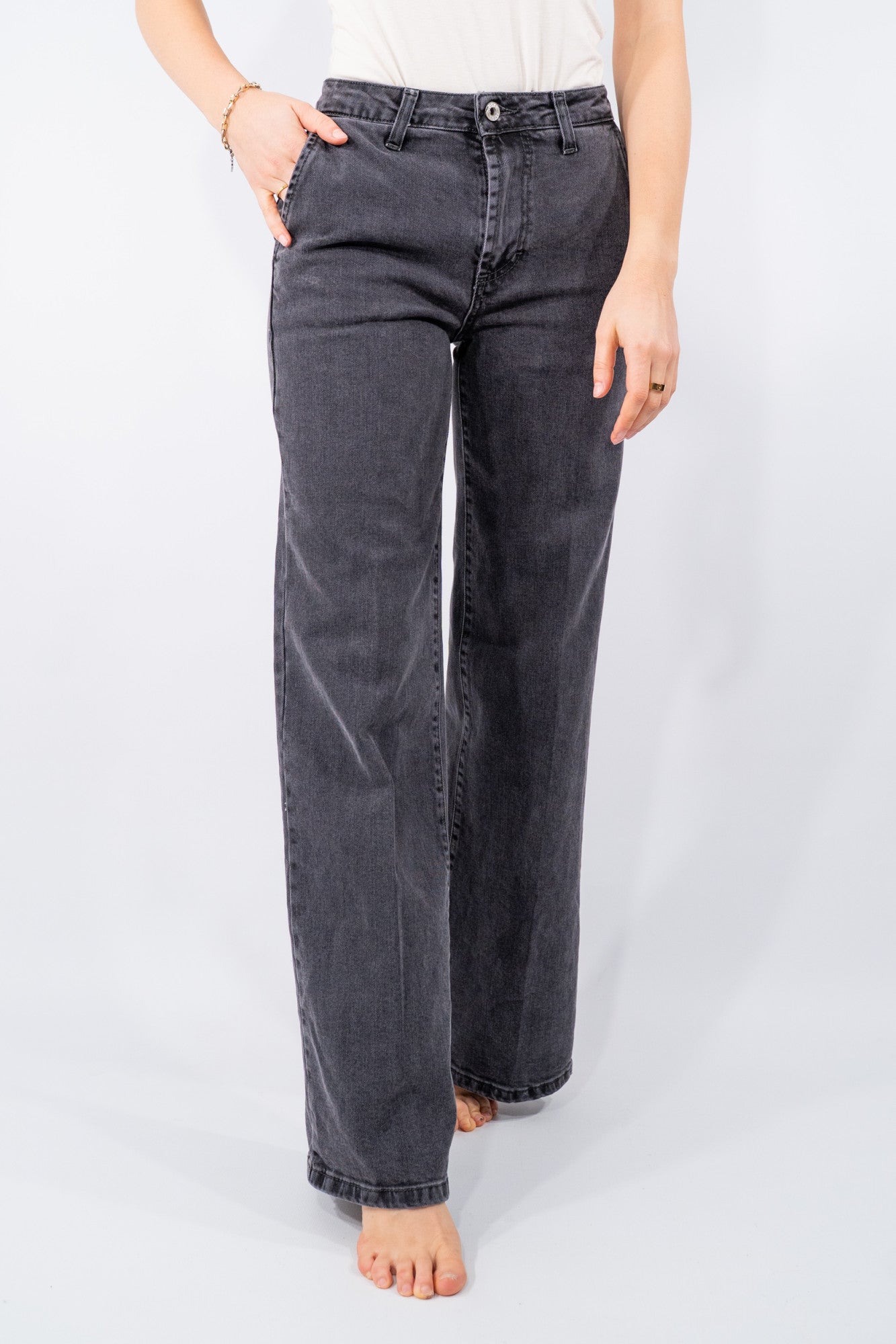 Jeans palazzo con tasca a filo