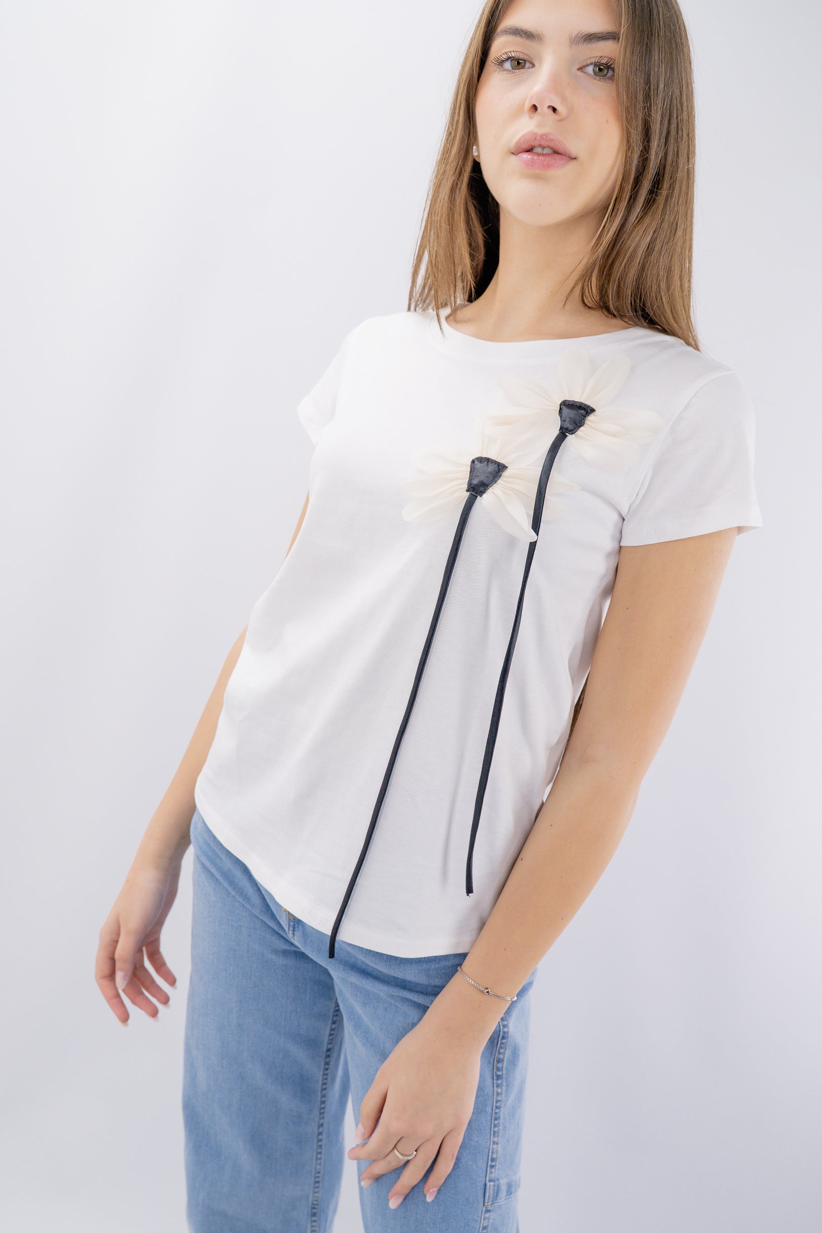 T-shirt con applicazioni floreali e nastri decorativi
